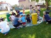 Společné odpoledne rodičů a dětí - natírání popelnic